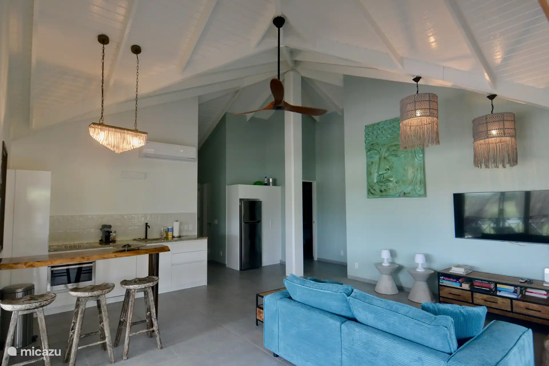 Das Wohnzimmer mit voll ausgestatteter Küche mit Bar, Sitzecke mit Smart-TV und Klimaanlage 