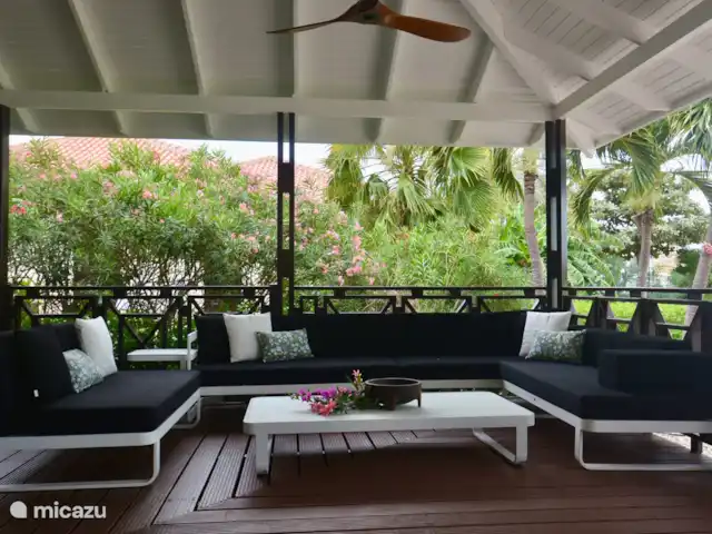 villa huren in Curaçao, Curacao-Midden, Blue Bay – The Best Blue Bay Beach Villa Chillen op de veranda