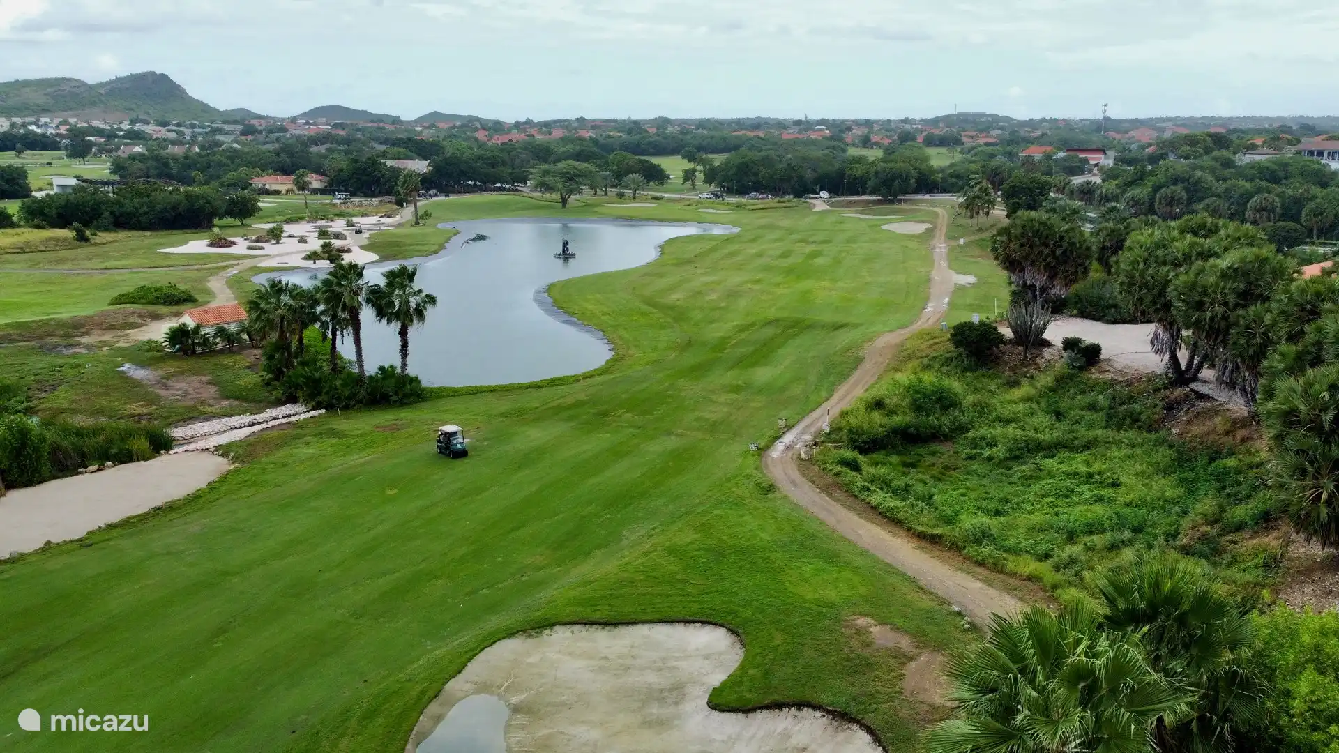 Von der Veranda aus hat man einen herrlichen Blick über den Flamingosee und den Golfplatz