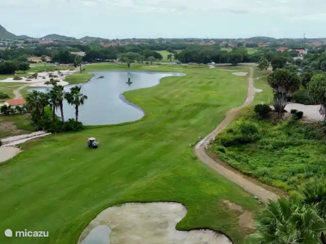 villa huren in Curaçao, Curacao-Midden, Blue Bay – The Best Blue Bay Beach Villa Vanaf de veranda prachtig uitzicht over het flamingomeer en de golfbaan