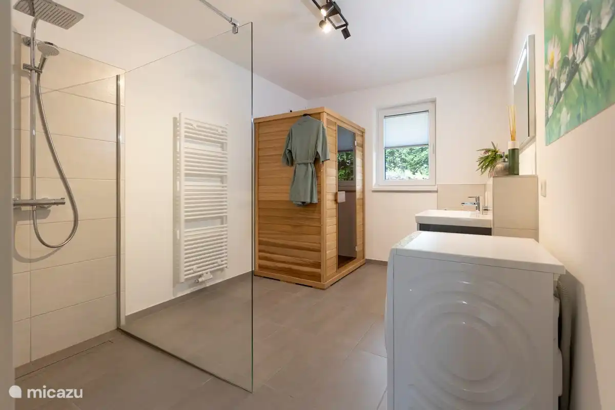 Ruime, moderne badkamer