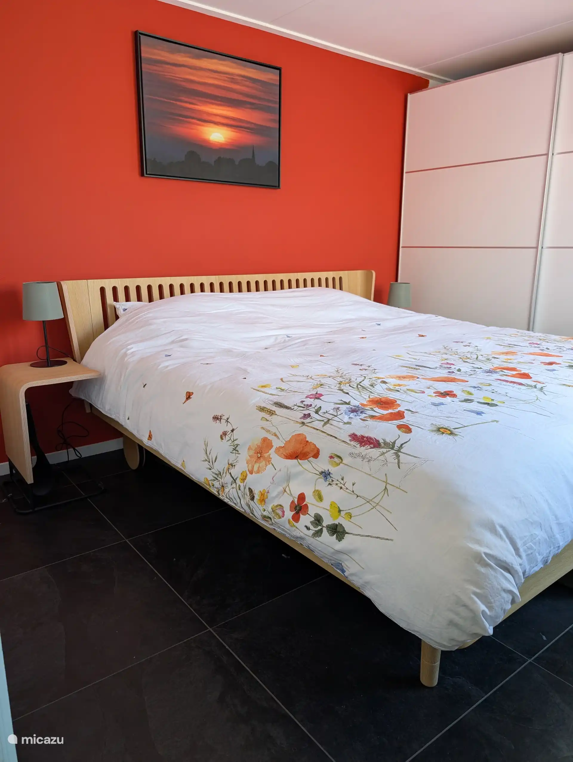 Eind april 2026 heeft de kamer een opfrisbeurt gehad. Nieuwe kastdeuren, gordijnen, bed lampjes en een prachtige oranje rode muur voor een warme frisse uitstraling 