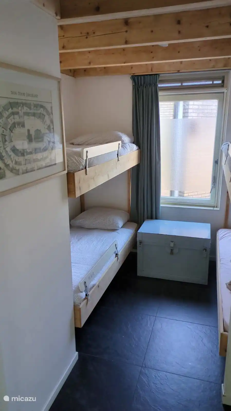 Das zweite Schlafzimmer verfügt über zwei Etagenbetten und einen Kleiderschrank. 