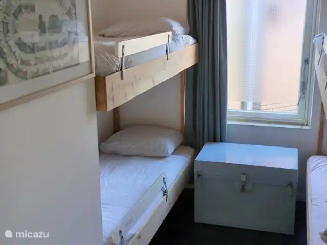 Casa de vacaciones Lagos de Frisia sin palabras en Países Bajos, Frise, Boornzwaag - casa vacacional El segundo dormitorio tiene dos literas y un armario.