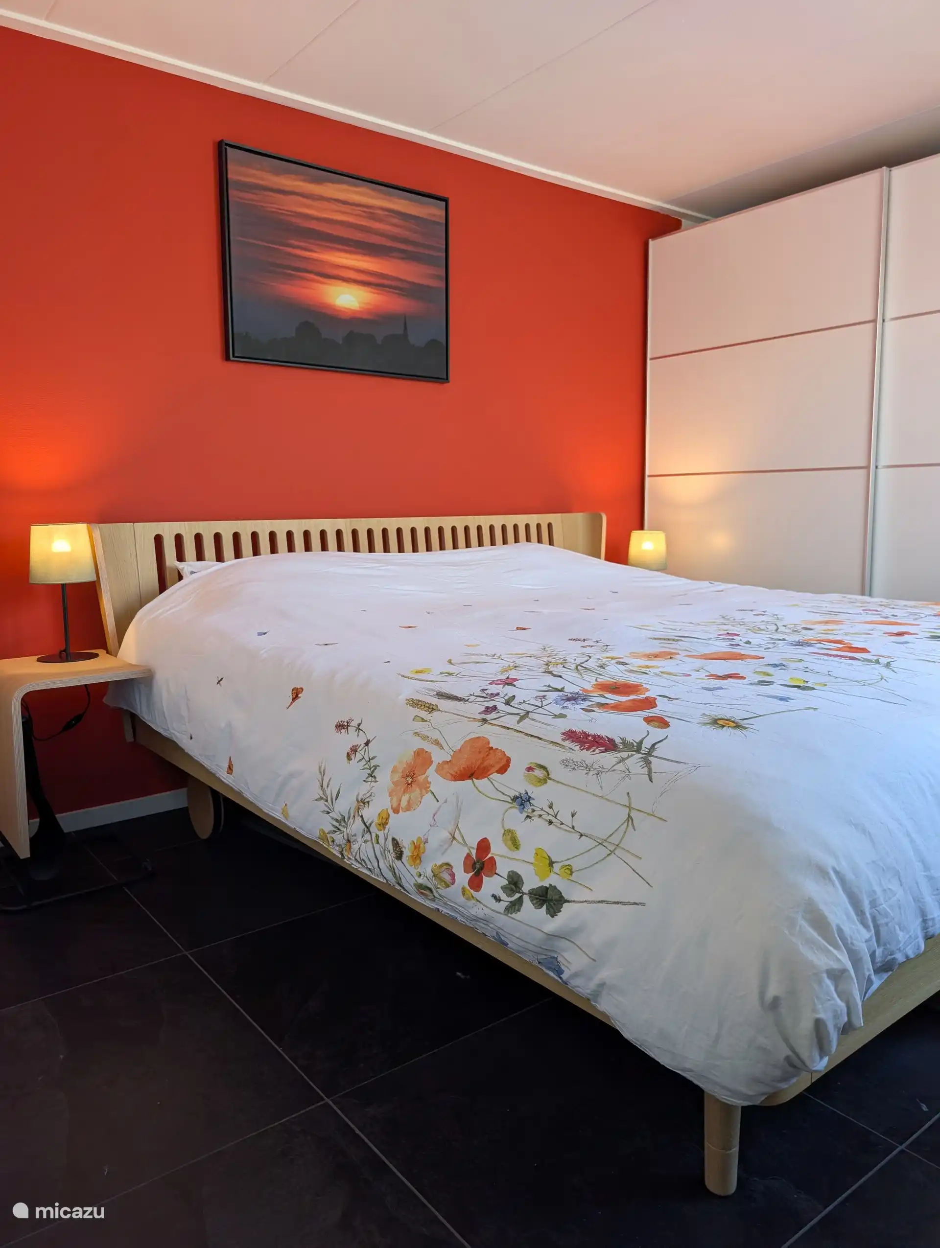 In de Master bedroom staat een luxe Auping Auronde, met Auping spiraalbodem. In februari 2025 zijn er nieuwe matrassen aangeschaft. Er is een grote kast met schuifdeuren.
