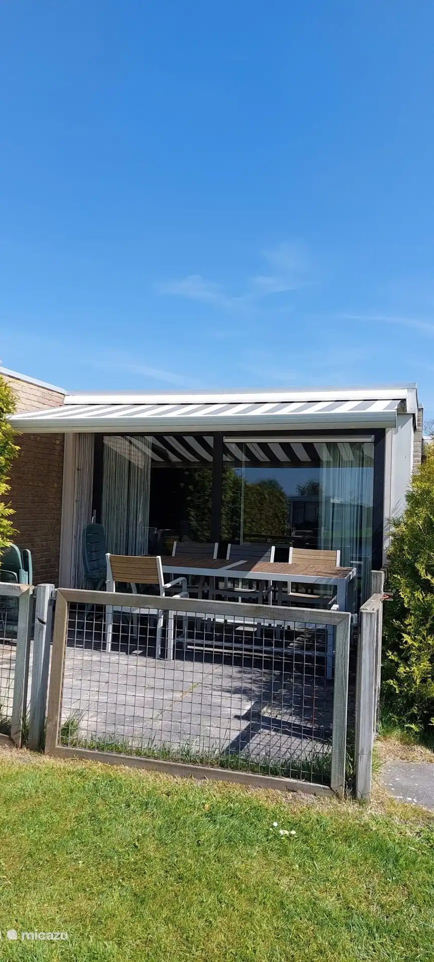 Die Markise spendet an sonnigen Tagen Schatten.