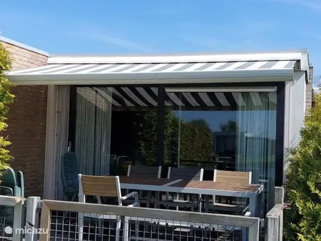 Casa de vacaciones Lagos de Frisia sin palabras en Países Bajos, Frise, Boornzwaag - casa vacacional El toldo proporciona sombra en los días soleados.