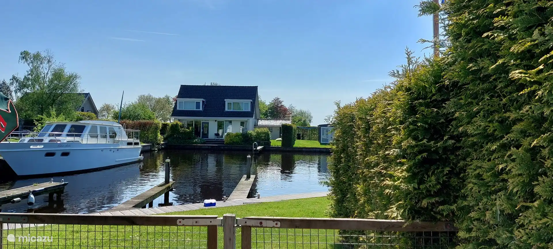 Von der Terrasse aus haben Sie einen wunderbaren freien Blick über das Wasser. Und eine Wiese, auf der Sie gemütlich spielen können.