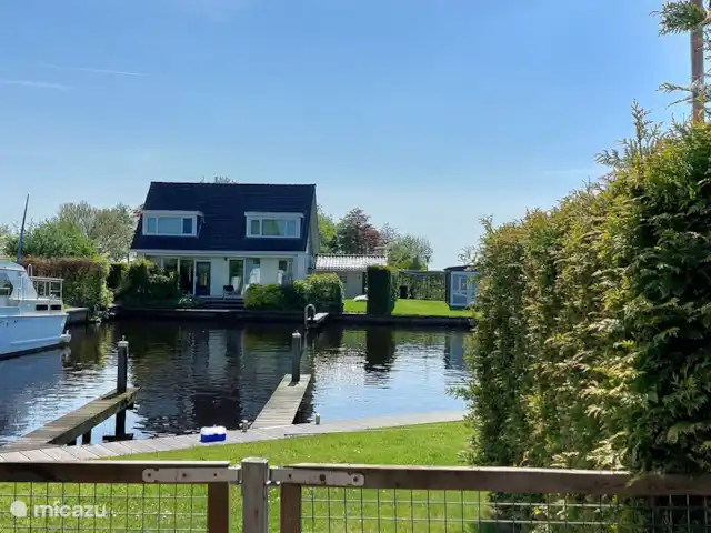 Casa de vacaciones Lagos de Frisia sin palabras en Países Bajos, Frise, Boornzwaag - casa vacacional Desde la terraza se tiene una maravillosa vista despejada sobre el agua. Y un césped donde poder jugar cómodamente.