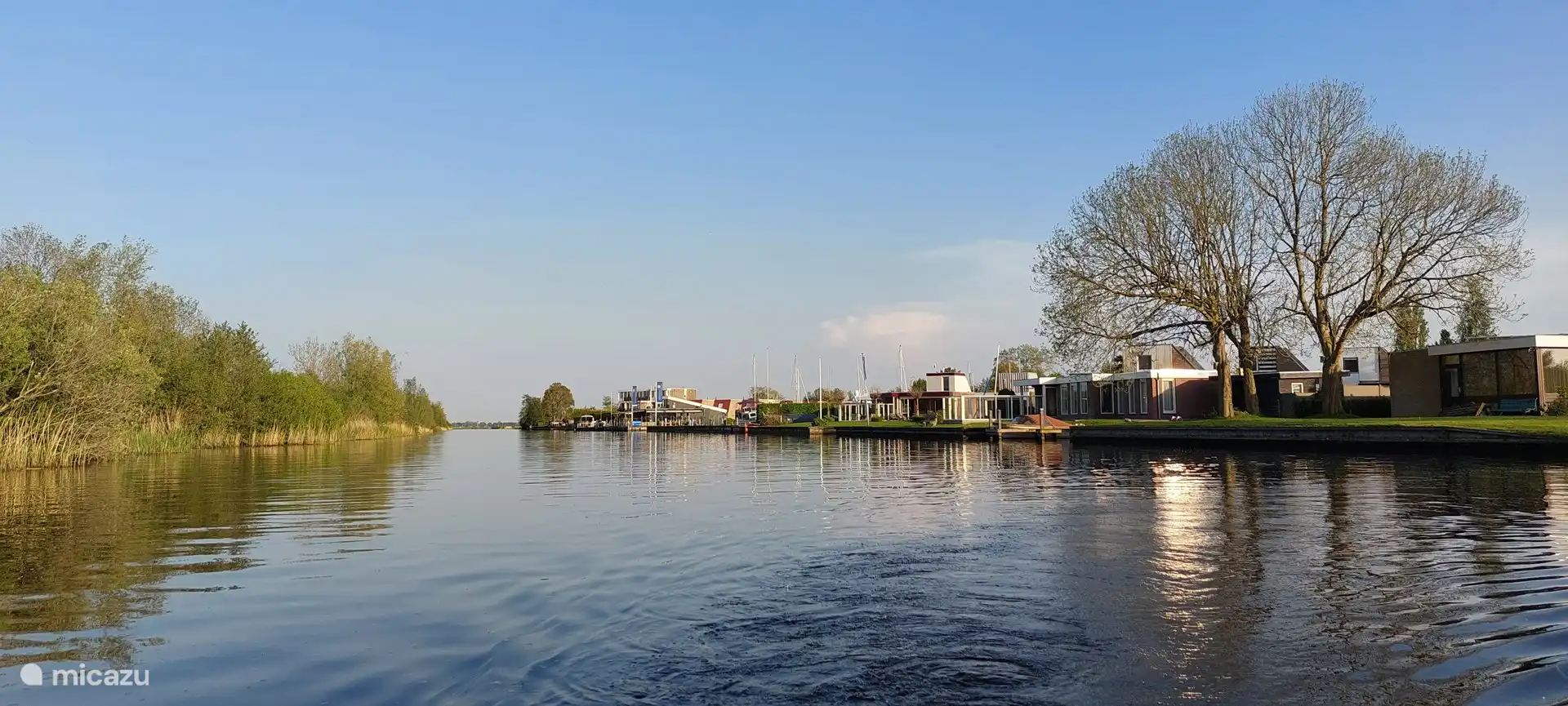 Von unserem Ferienhaus aus können Sie in 2 Minuten (von unserem eigenen Grundstück) nach Scharster-Rijn segeln