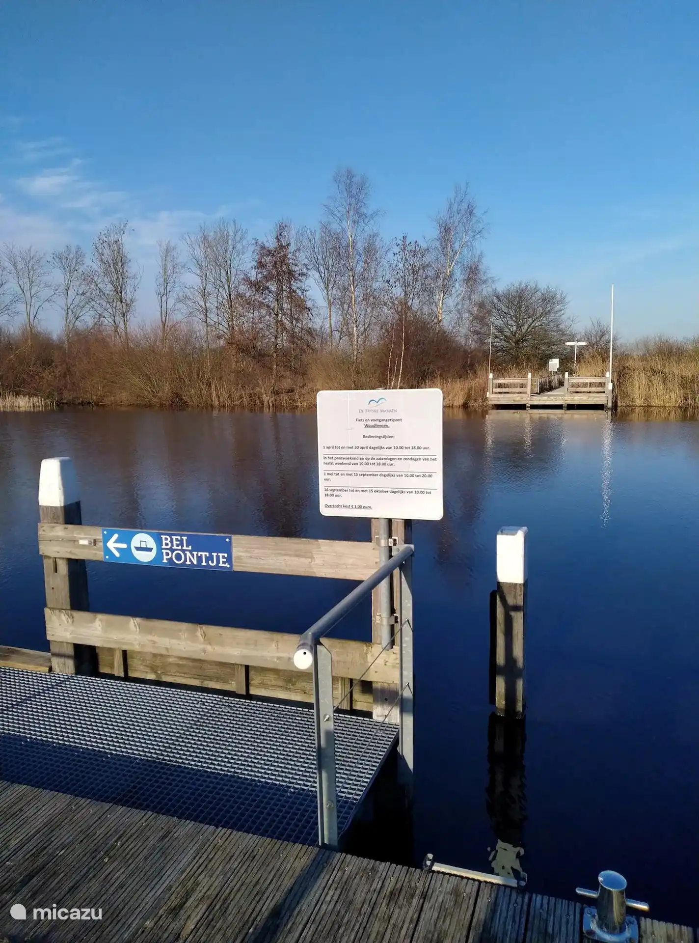 Im Hafen können Sie beispielsweise mit der Fahrradfähre nach Joure fahren.