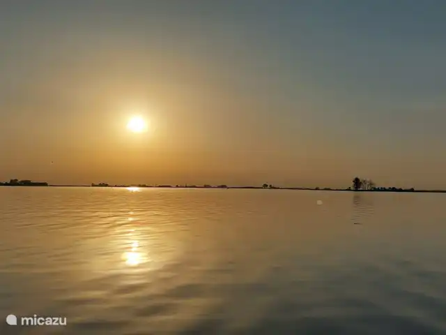 Casa de vacaciones Lagos de Frisia sin palabras en Países Bajos, Frise, Boornzwaag - casa vacacional Langweerderwielen por la noche.