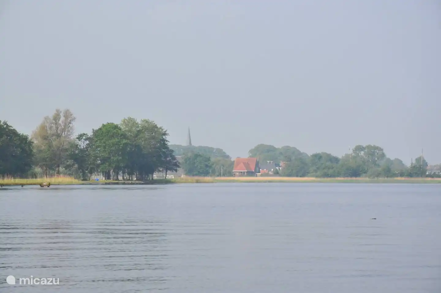 Von Langweerder aus haben Sie einen Blick auf das malerische Dorf Langweer.