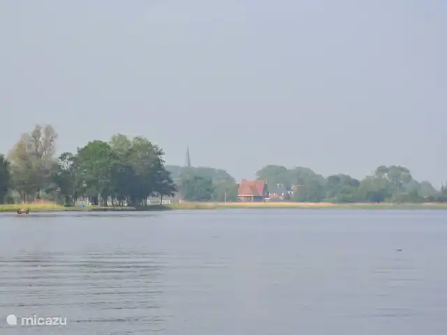Casa de vacaciones Lagos de Frisia sin palabras en Países Bajos, Frise, Boornzwaag - casa vacacional Desde Langweerder se tiene una vista del pintoresco pueblo de Langweer.