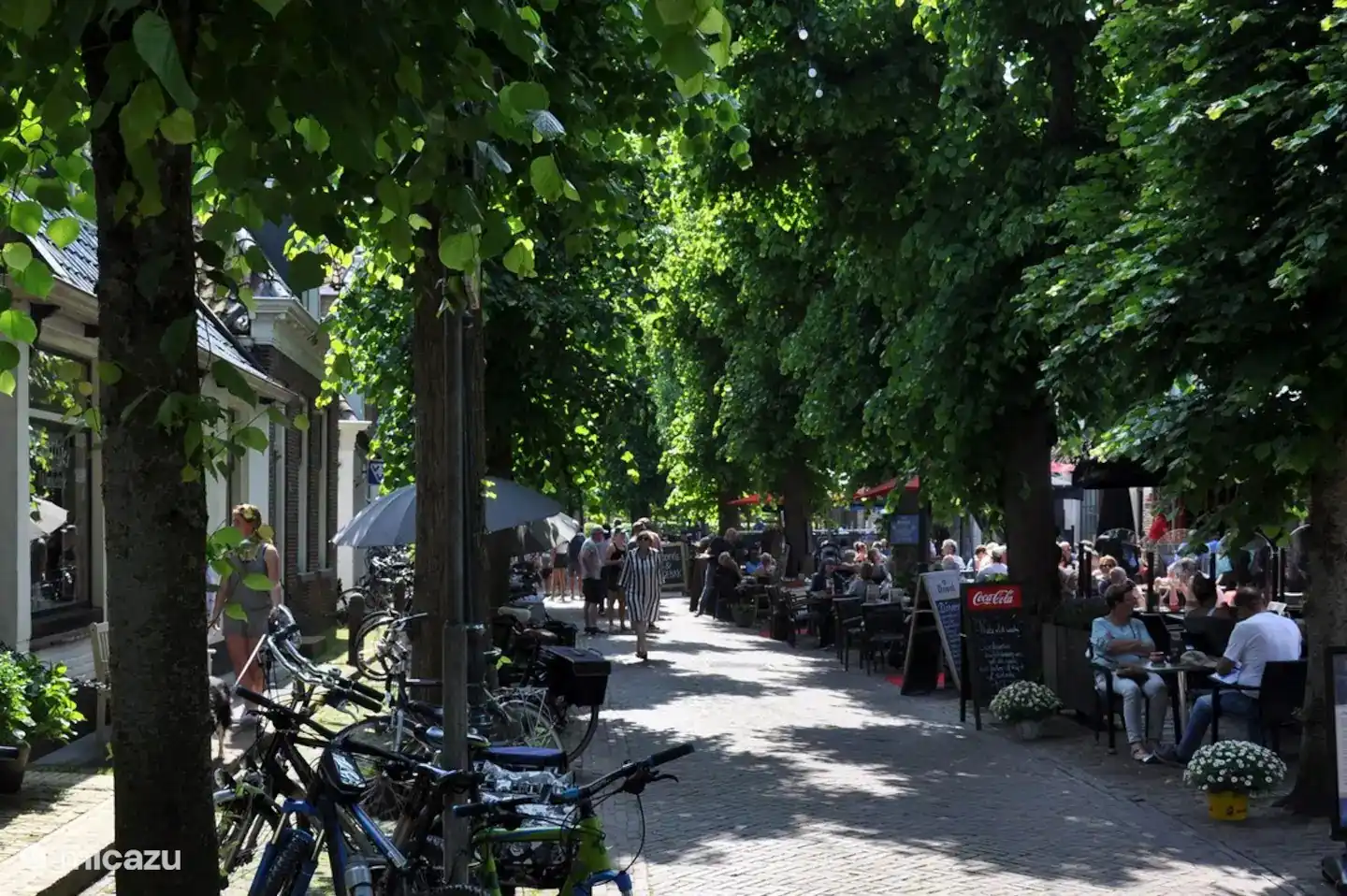 Das malerische Dorf Langweer. Hier finden Sie eine Bäckerei, einen Metzger, einen örtlichen Supermarkt und wunderbare Restaurants mit Terrassen für einen Snack und ein Getränk.