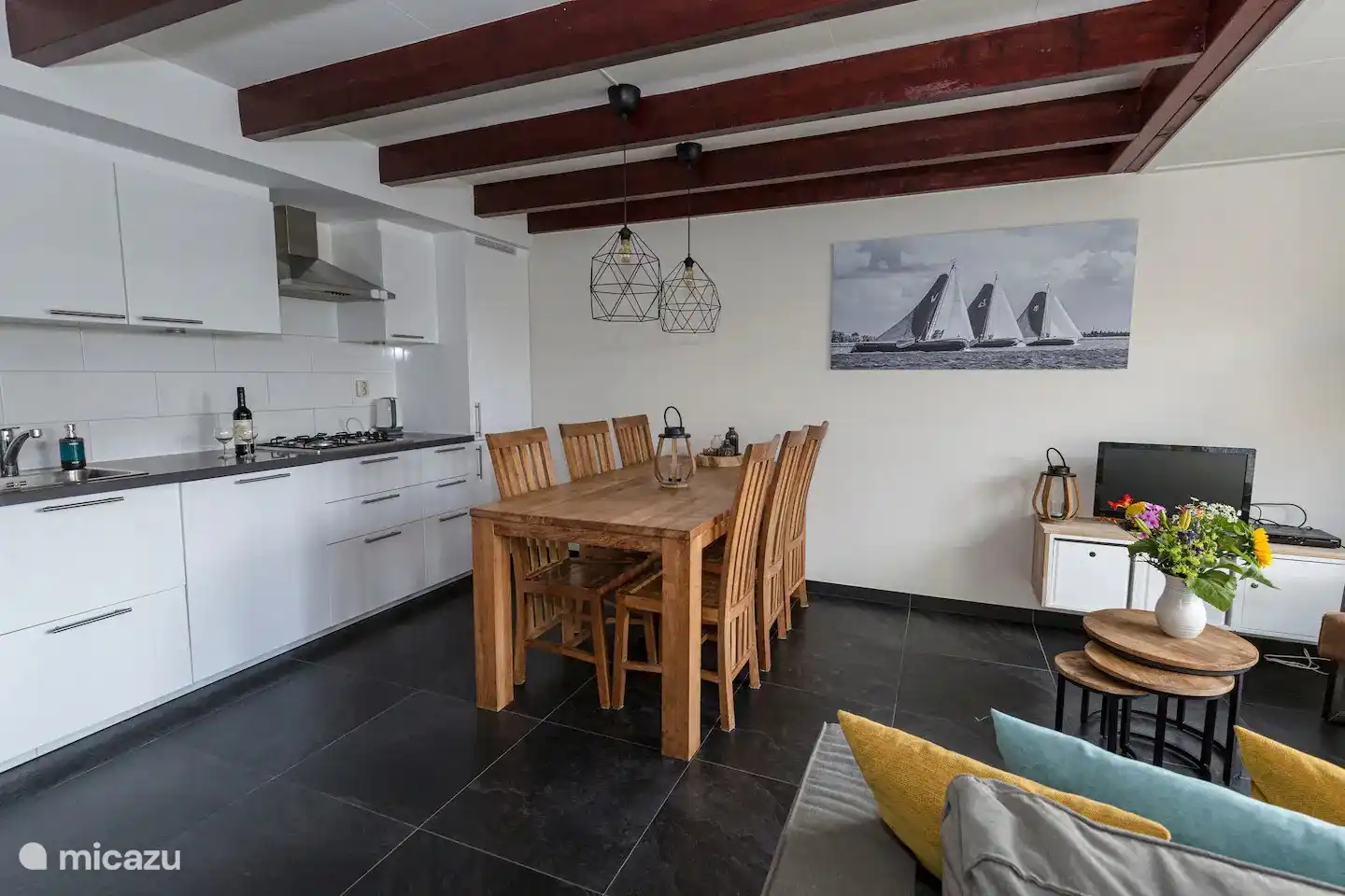 Es gibt einen Essbereich mit sechs Sitzplätzen. Auf Wunsch können auch Hochstühle hinzugefügt werden. Die dunklen Balken sind nun übersichtlich gestrichen, Fotos folgen so bald wie möglich