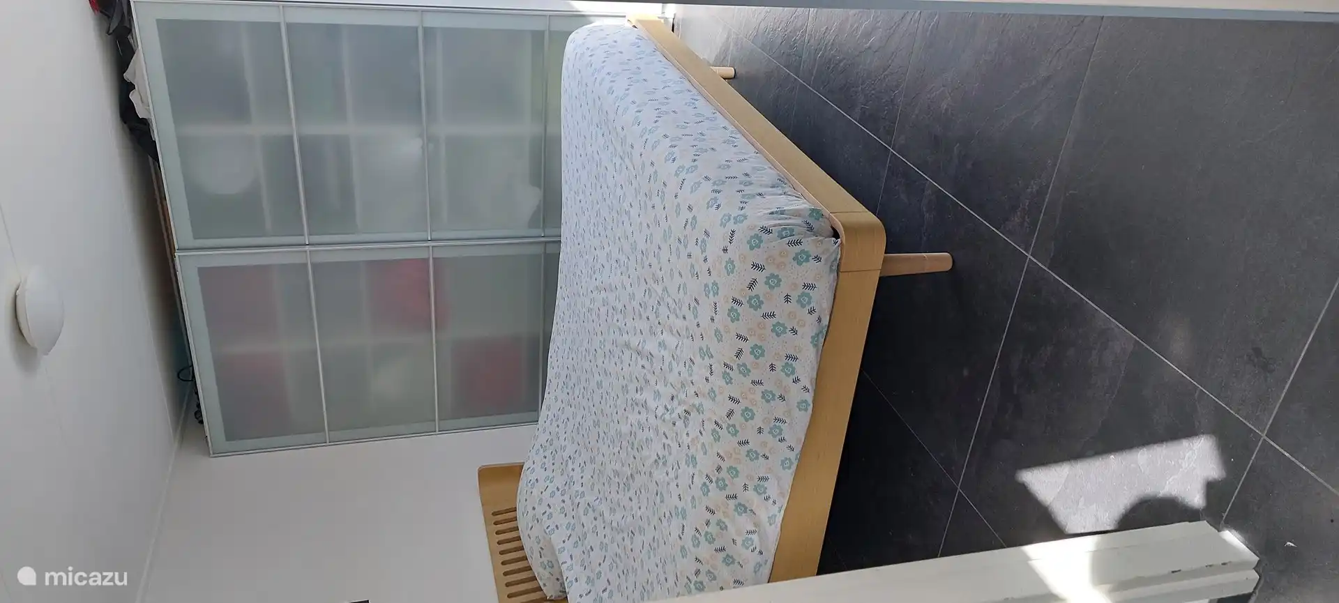 Im Hauptschlafzimmer befindet sich eine luxuriöse Auping Auronde mit Auping Mesh-Sockel. Im Februar 2025 wurden neue Matratzen gekauft. Es gibt einen großen Kleiderschrank mit Schiebetüren.