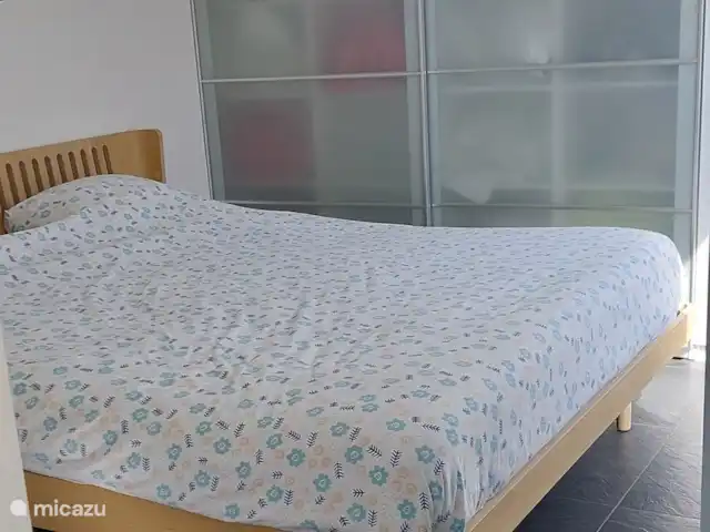 Casa de vacaciones Lagos de Frisia sin palabras en Países Bajos, Frise, Boornzwaag - casa vacacional En el dormitorio principal hay un lujoso Auping Auronde, con base de malla Auping. Los colchones nuevos se compraron en febrero de 2025. Hay un gran armario con puertas correderas.