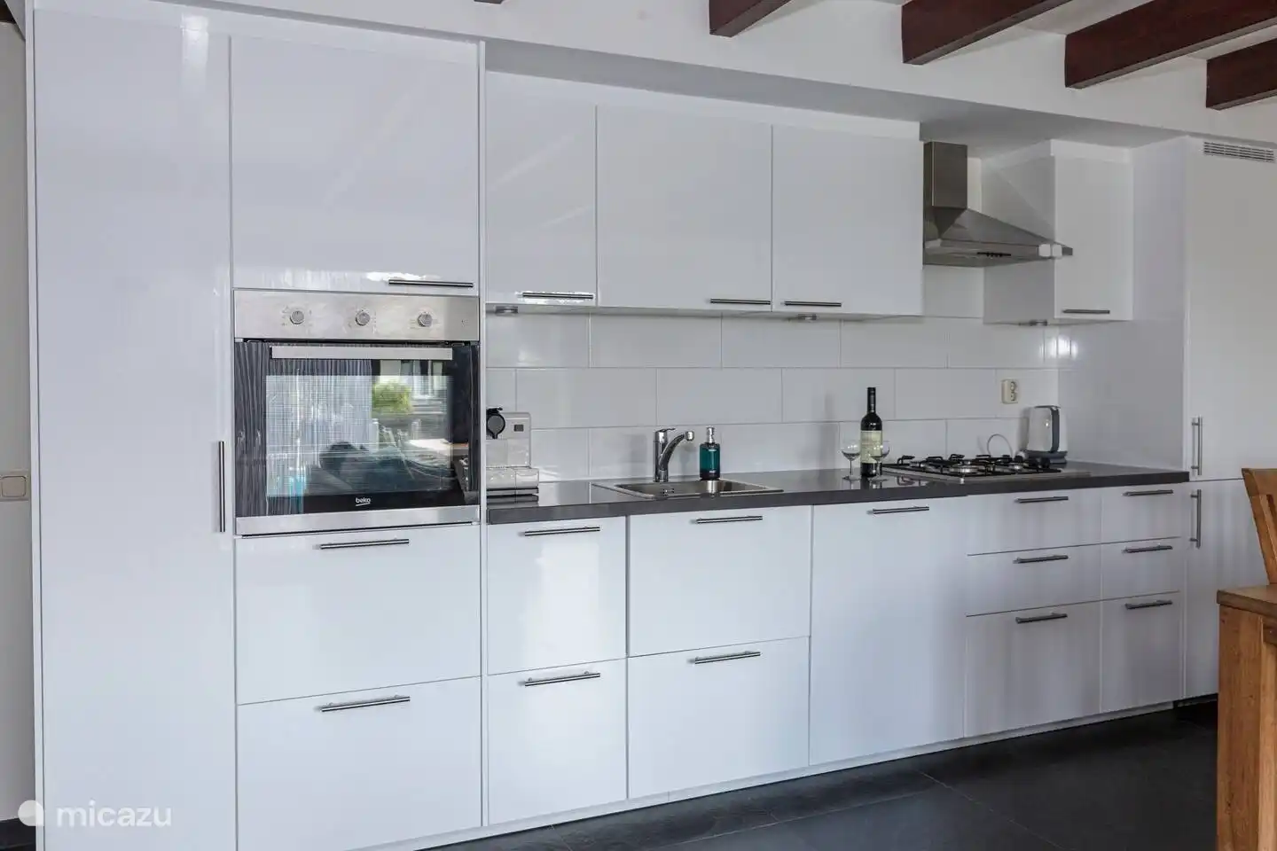 Die Küche wurde 2021 komplett renoviert und mit Backofen, Geschirrspüler, Herd, Dunstabzugshaube und einer Kühl-Gefrierkombination ausgestattet. Eine Kaffeemaschine und eine Nespresso-Maschine sind ebenfalls vorhanden.