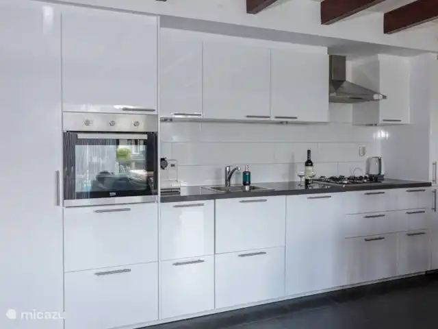 Casa de vacaciones Lagos de Frisia sin palabras en Países Bajos, Frise, Boornzwaag - casa vacacional La cocina fue completamente renovada en 2021 y equipada con horno, lavavajillas, vitrocerámica, campana extractora y nevera-congelador. También hay una cafetera y una cafetera Nespresso.