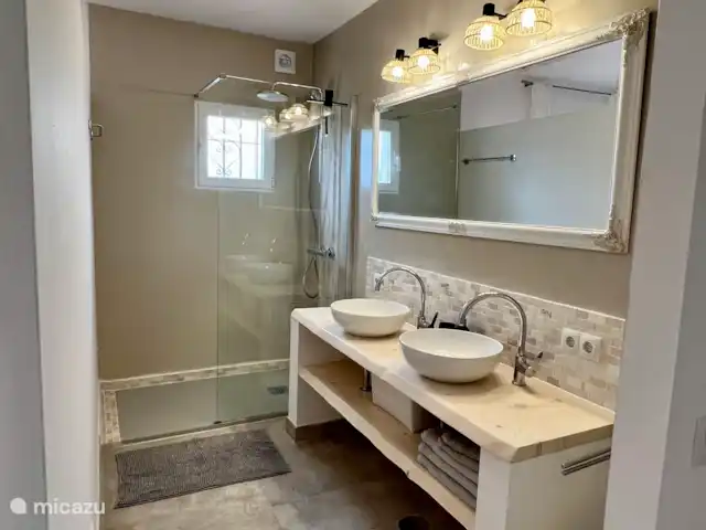 Villa Melin, luxueuse villa rénovée | Espagne, Costa del Sol, Torrox - villa Salle de bain de luxe 3 à l’étage