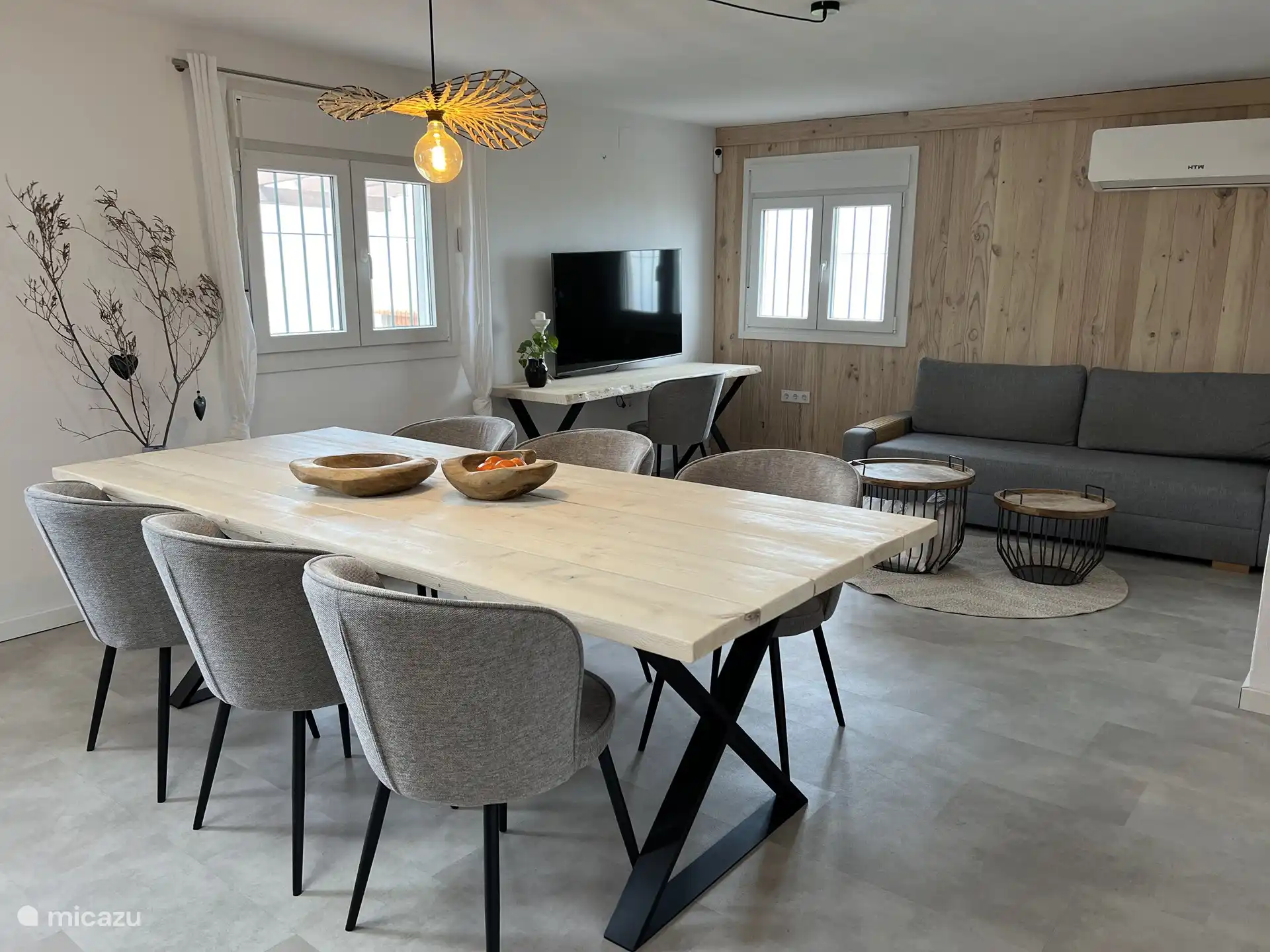 Salle à manger ouverte en bas