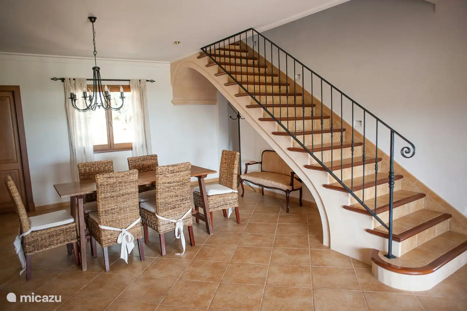 Esszimmer & Treppe zum 1. Stock