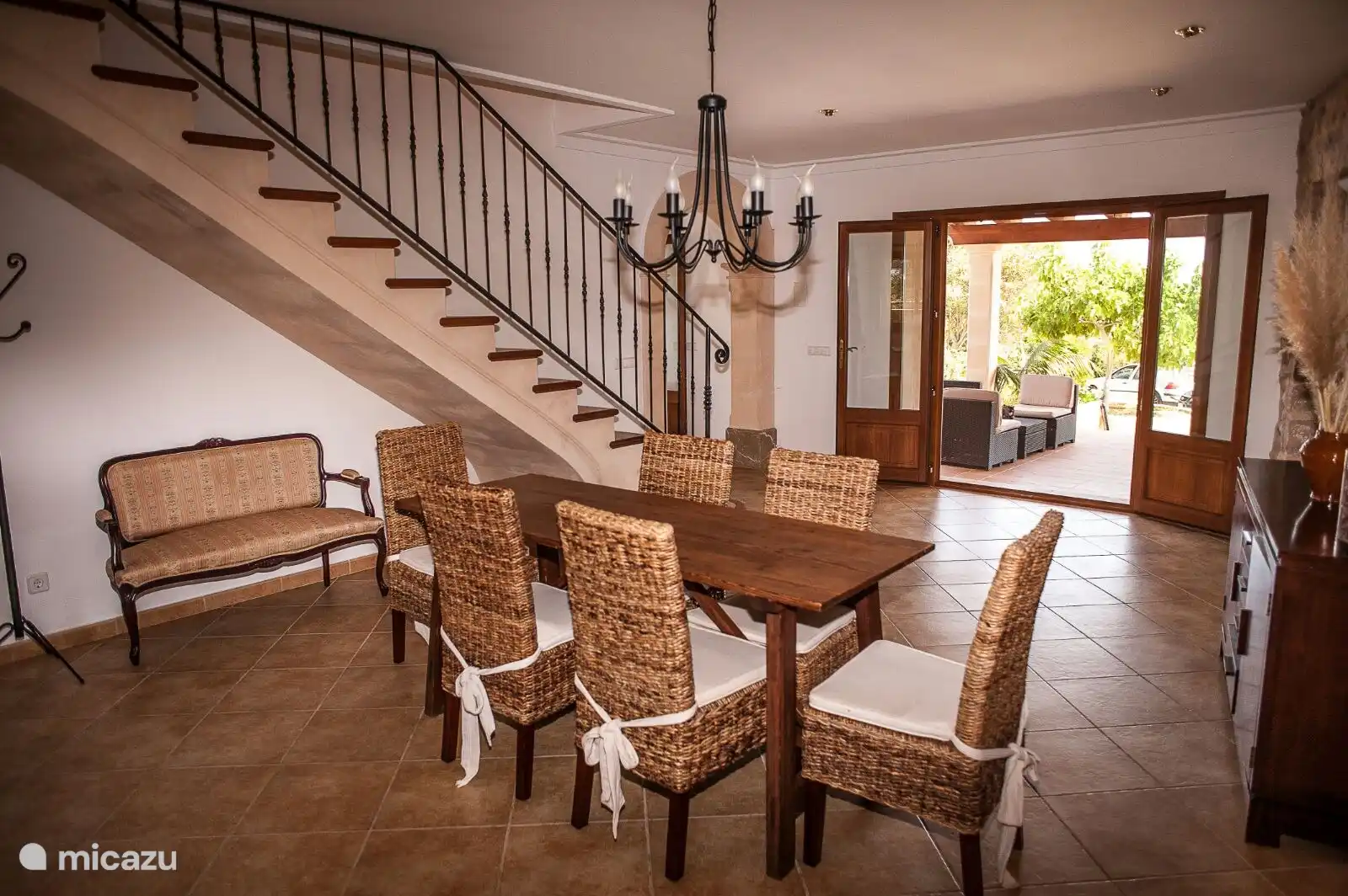 Esszimmer & Treppe zum ersten Stock