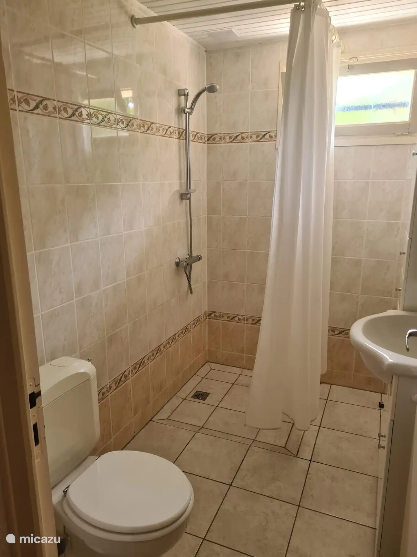 Badezimmer 1 mit Waschbecken, Dusche und Toilette