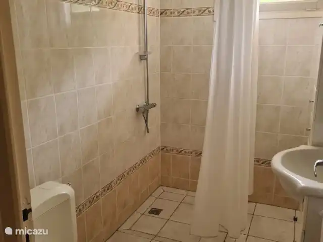 Village Le Chat 233 huren in Frankrijk, Charente, Écuras - bungalow Badkamer 1 met wasbak, douche en toilet