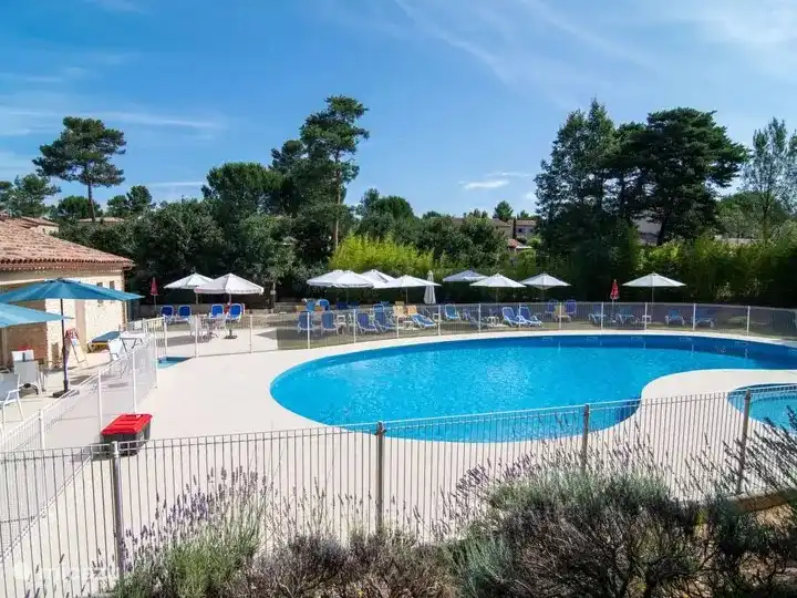 Gemeinschaftspool und Kinderbecken