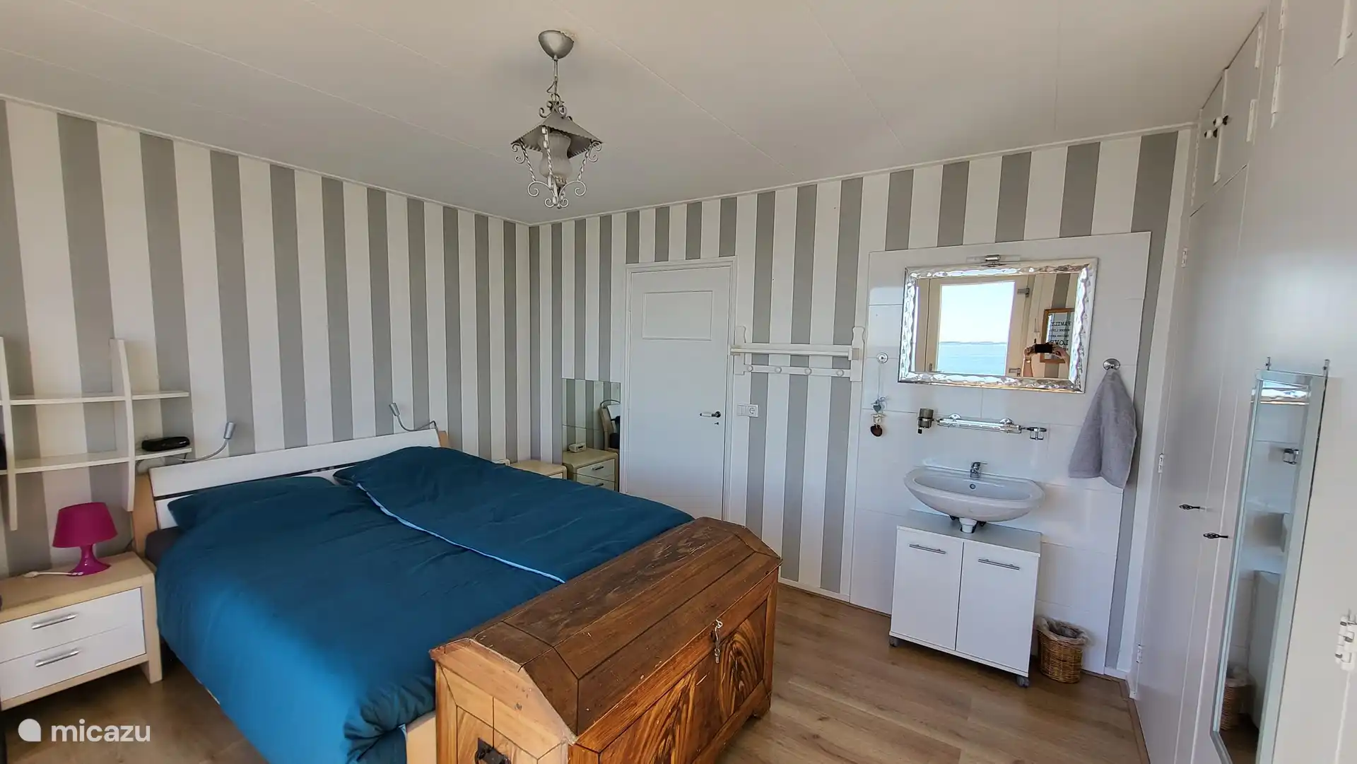 Schlafzimmer mit Waschbecken und einzigartigem Meerblick (von Ihrem Bett aus).