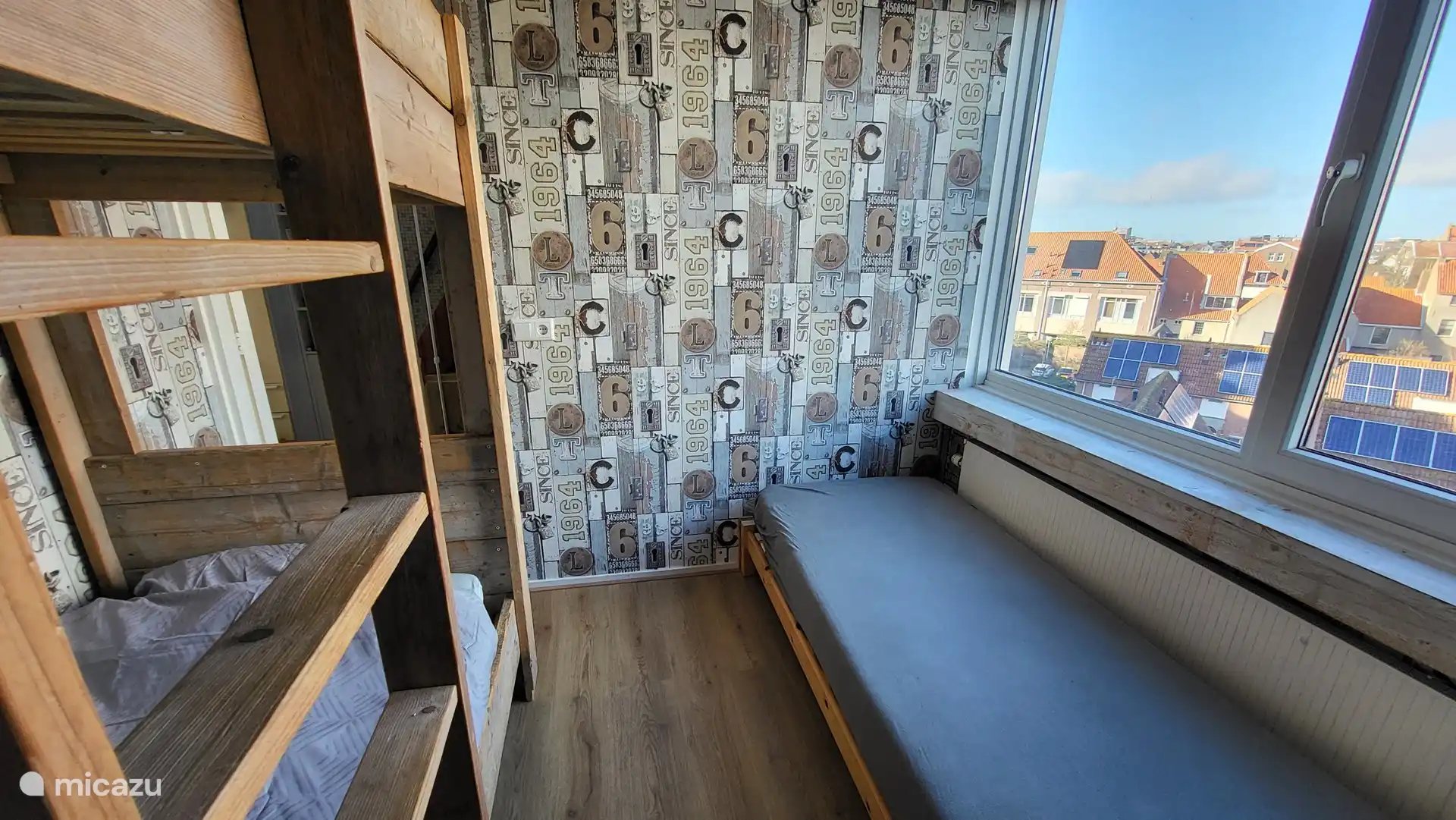 Eines der Schlafzimmer mit Stadtblick auf das historische Stadtzentrum.