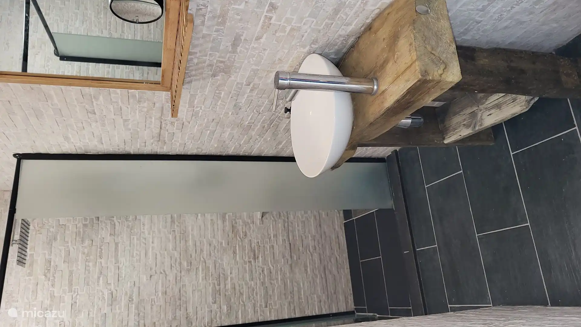 Eines der 3 Badezimmer, die Badezimmermöbel von 2 Badezimmern, sind aus Treibholz gefertigt, das an der Küste von Vlissingen angespült wurde und (sehr) früher Teil eines Schiffes war.