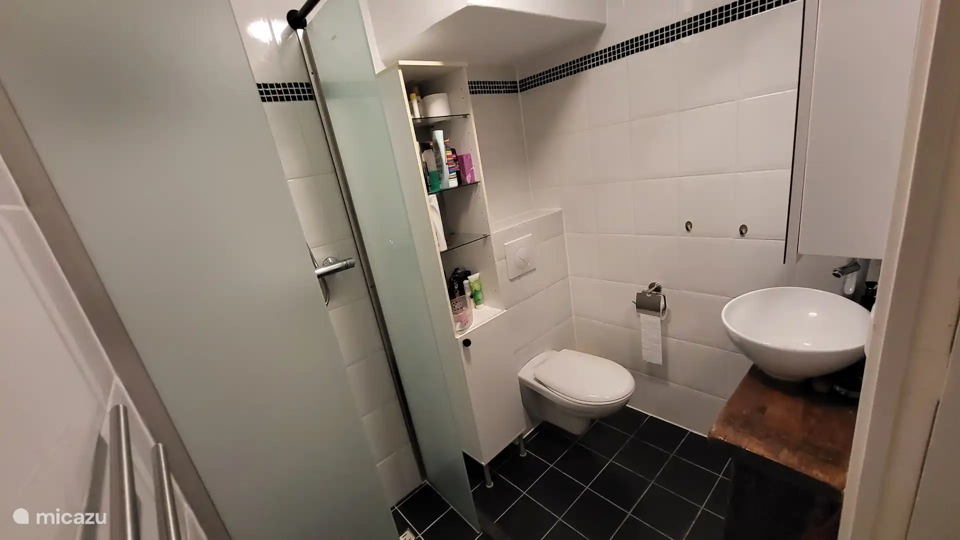 In einem der drei Badezimmer sind die Badezimmermöbel aus Treibholz gefertigt, das an der Küste von Vlissingen angespült wurde.