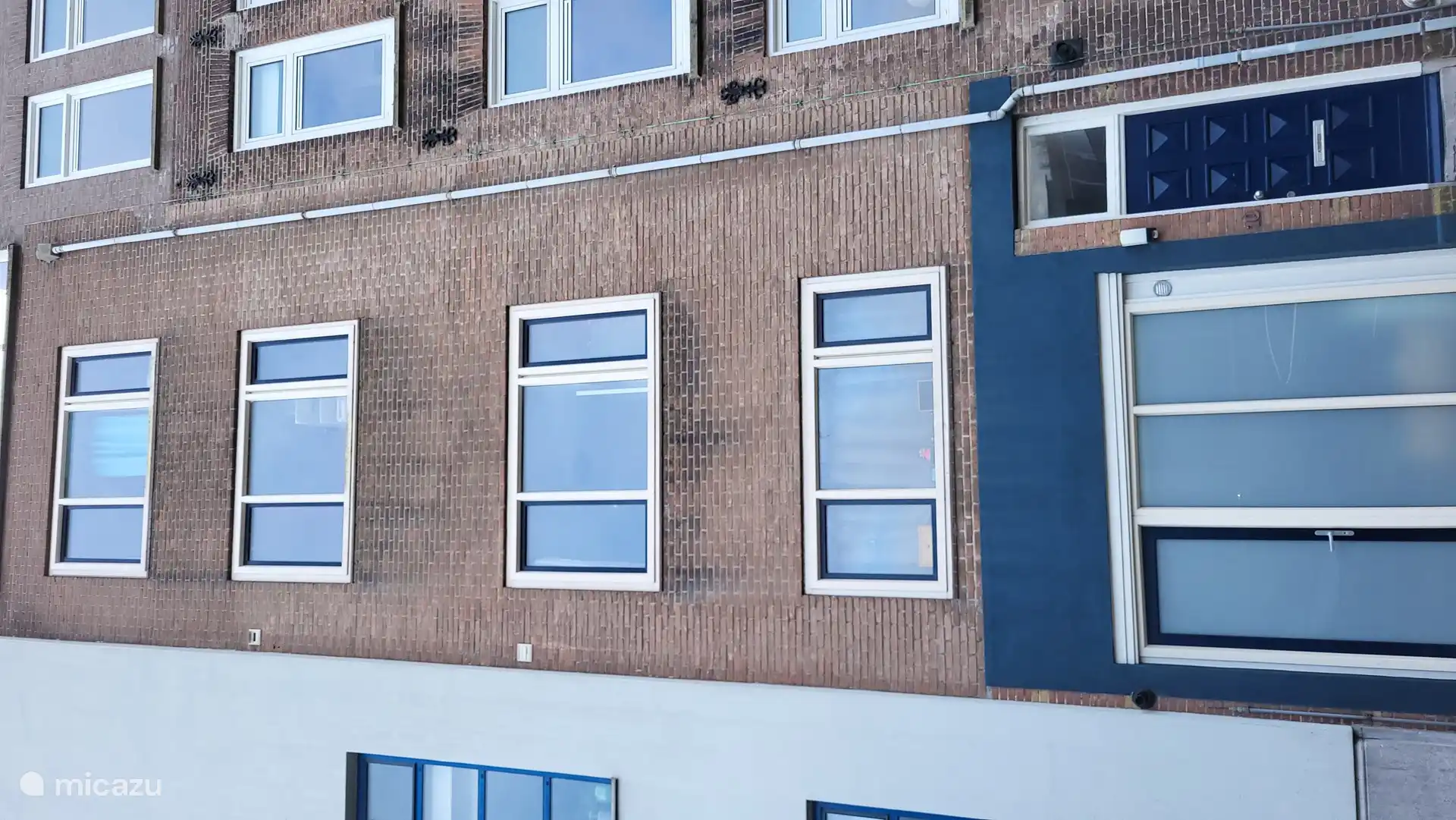 Rückseite des Ferienhauses mit Meerblick. Diese Hintertür (und die Etagen 1 bis 4 gehören zum Ferienhaus Zeezicht), Etage 2 ist das Erdgeschoss vorne auf Boulevard-Ebene.