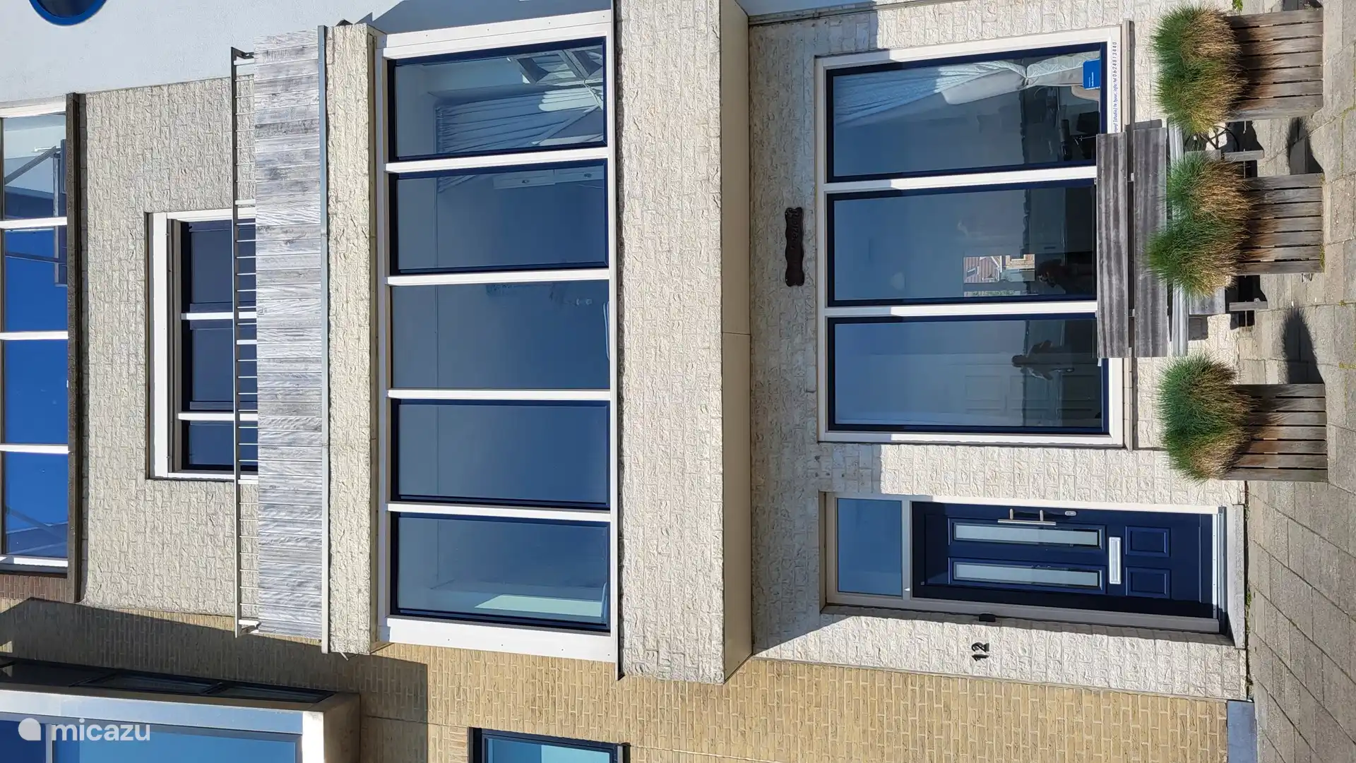 Haupteingang zum Ferienhaus mit Meerblick. Aufgrund der hohen Lage des Boulevards ist das Gebäude tatsächlich 2 Stockwerke höher. Das sieht man deutlich, wenn man sich das Foto vom Hintereingang anschaut. Der Haupteingang befindet sich eigentlich im dritten Stock und so hat man auch im Erdgeschoss einen wunderschönen Meerblick!