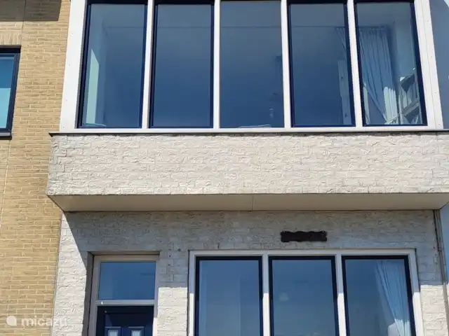 Maison de vacances vue mer | Pays-Bas, Zélande, Flessingue - maison de vacances Entrée principale de la maison de vacances avec vue sur la mer. En raison de la situation élevée du boulevard, le bâtiment est en réalité surélevé de 2 étages. Vous pouvez le voir clairement si vous regardez la photo de l’entrée arrière. L'entrée principale est en fait située au troisième étage et le rez-de-chaussée offre donc également de belles vues sur la mer !