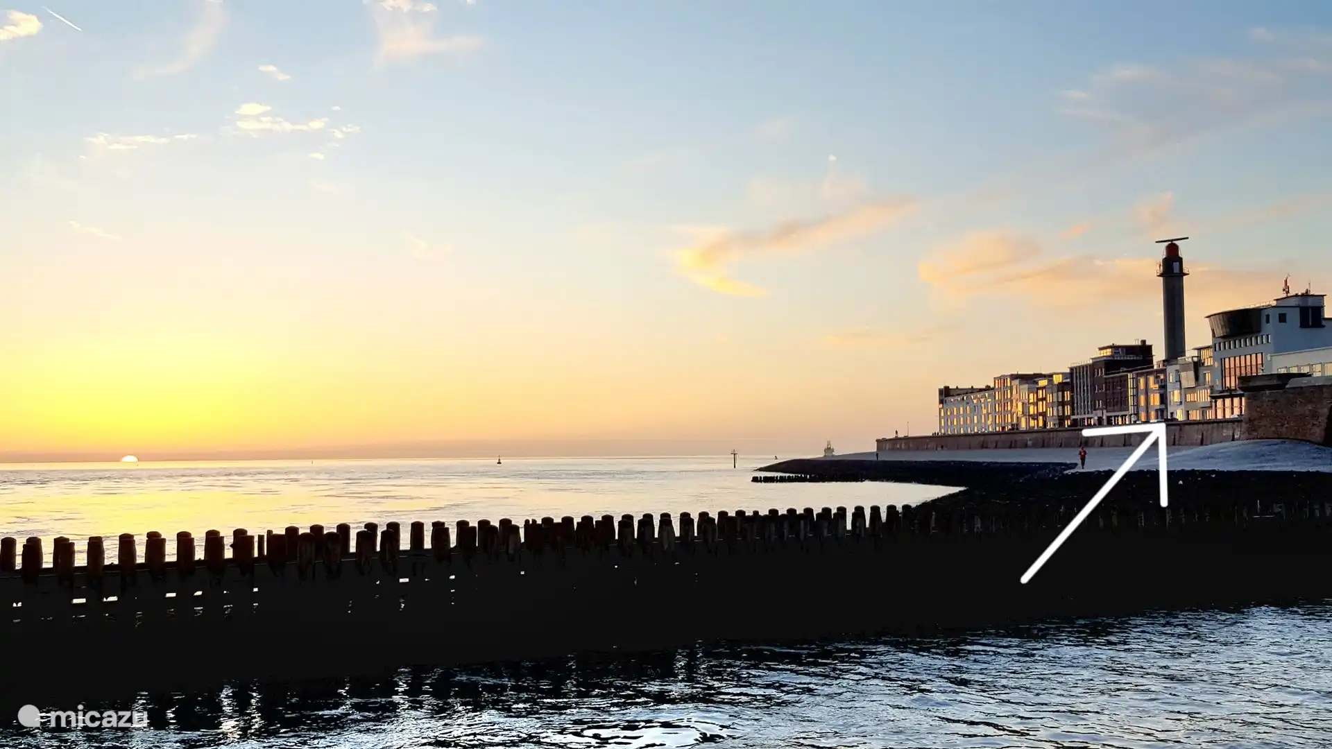 Ferienhaus Meerblick bei untergehender Sonne.