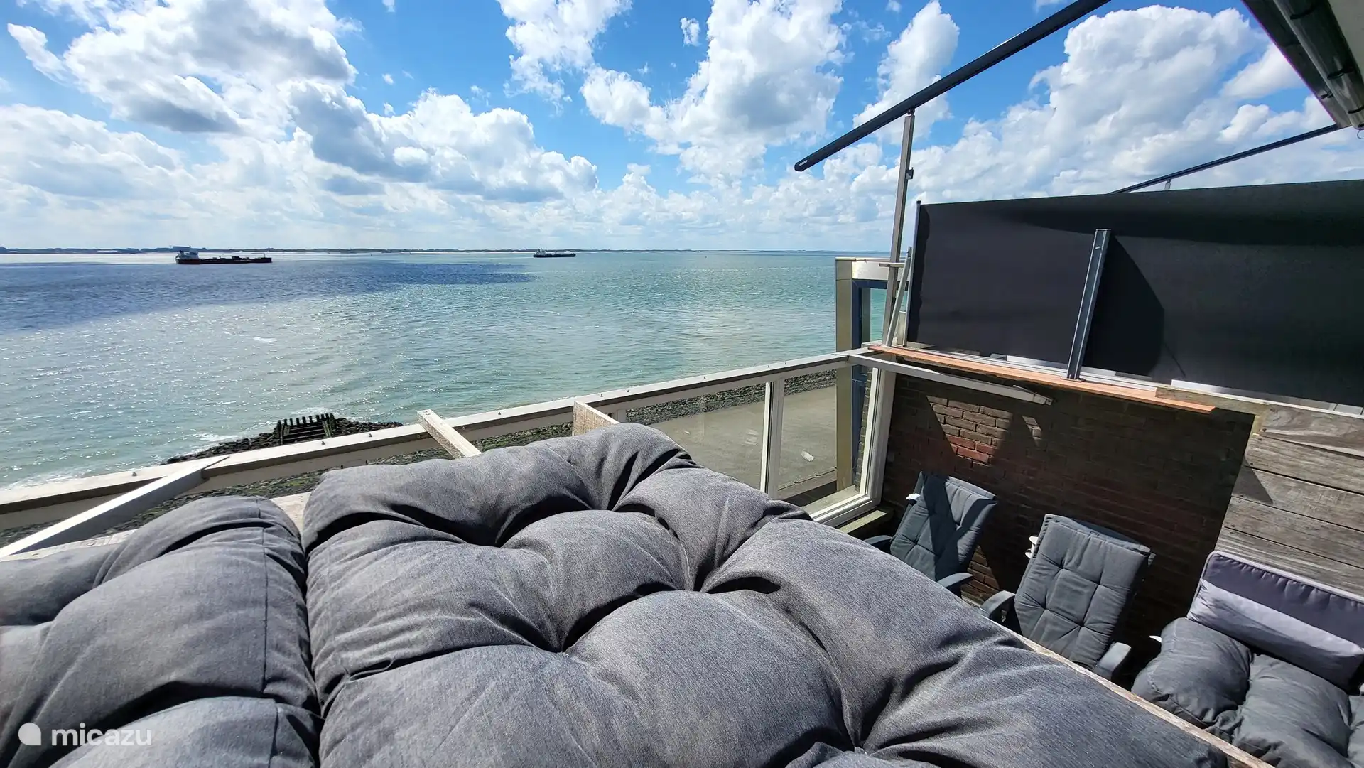 Oben auf der Dachterrasse befindet sich eine Sonnenplattform, der höchste Punkt des Hauses.