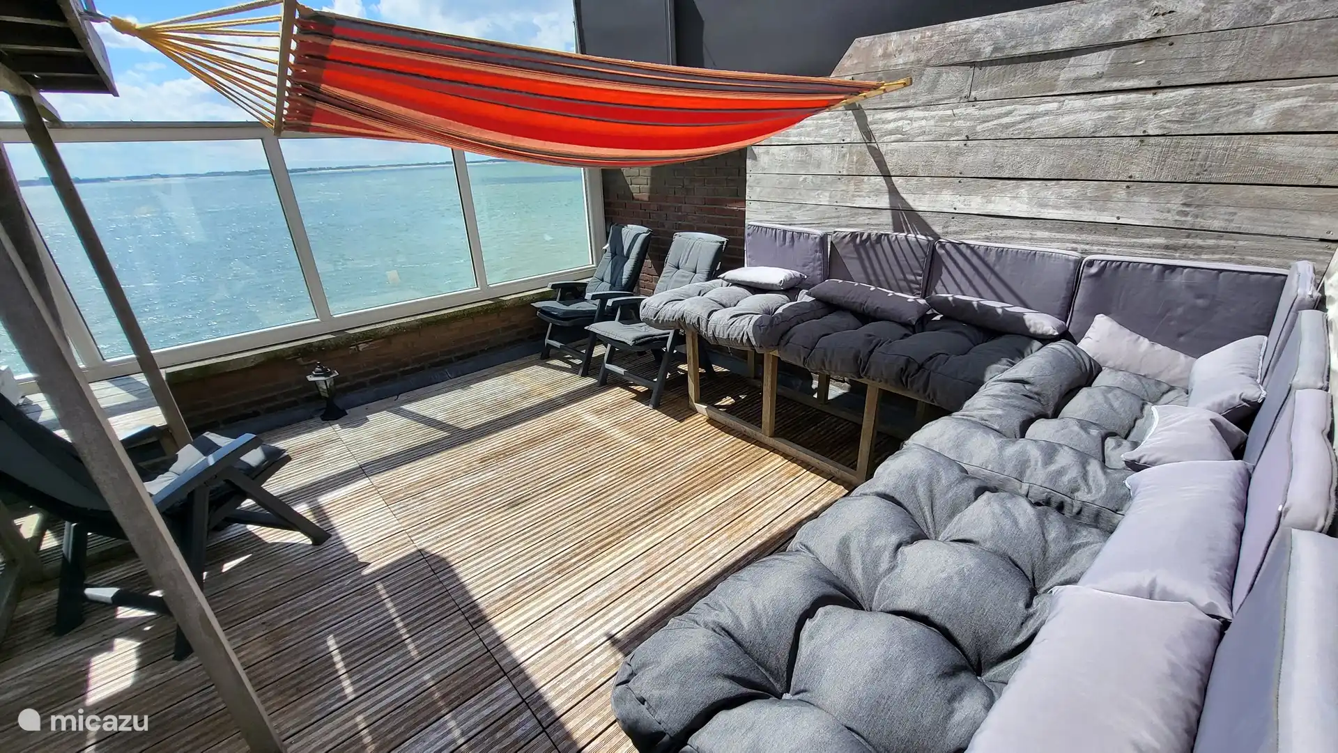 Dachterrasse mit Hängematte für 2 Personen.