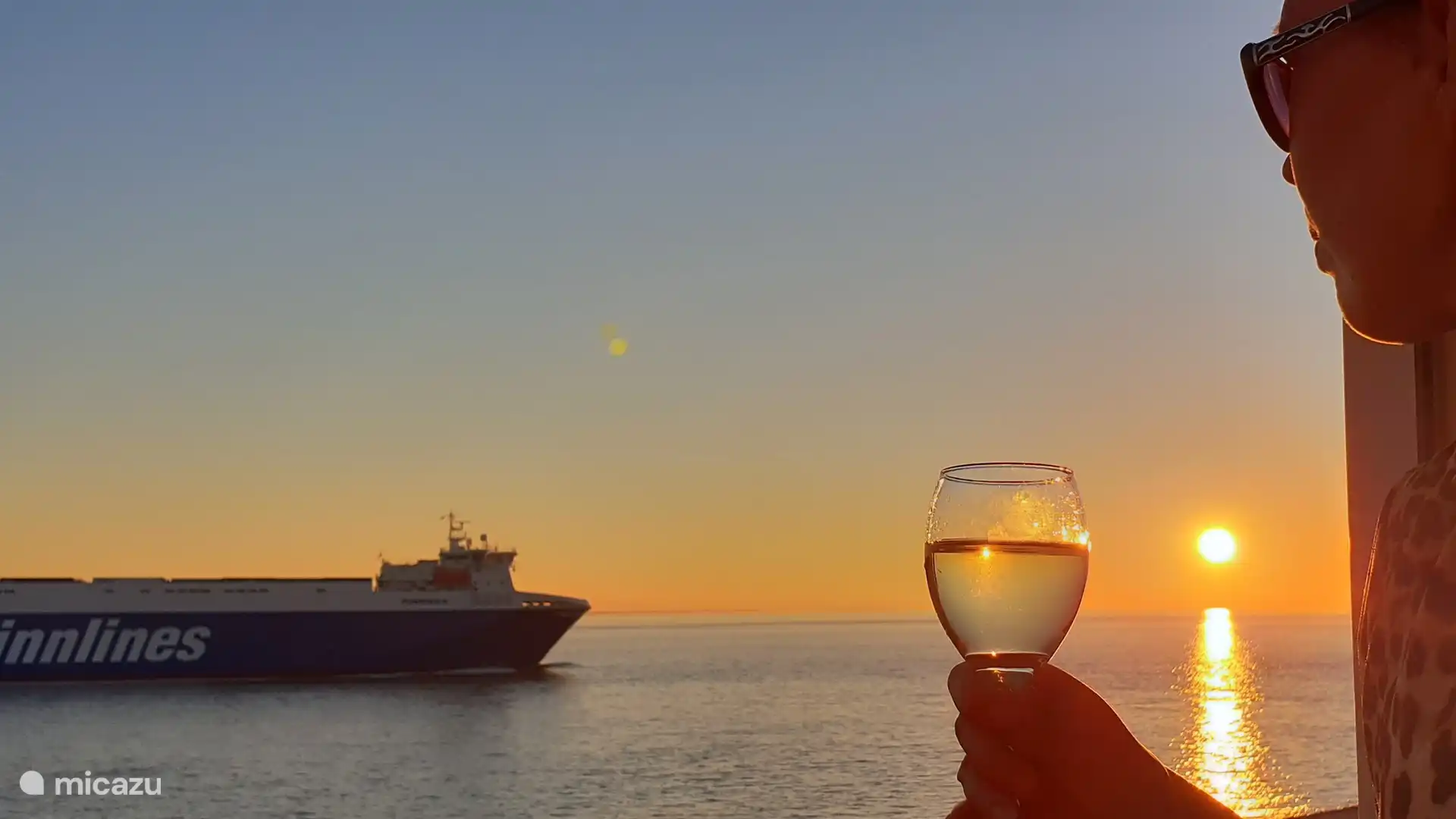 Blick aus dem Wohnzimmer. Die Fenster lassen sich komplett öffnen, sodass Sie auch im Wohnzimmer Sonne, Meer und Ausblick genießen können!