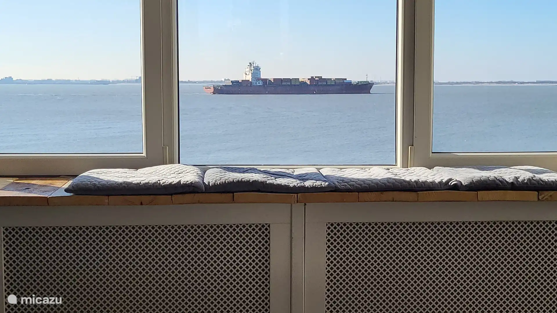 Meerblick vom Sofa in einem der Wohnzimmer.