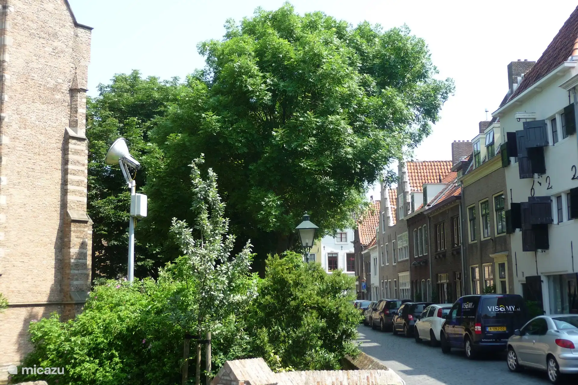 Eine der vielen historischen Straßen im Zentrum von Vlissingen, leicht zu Fuß erreichbar.