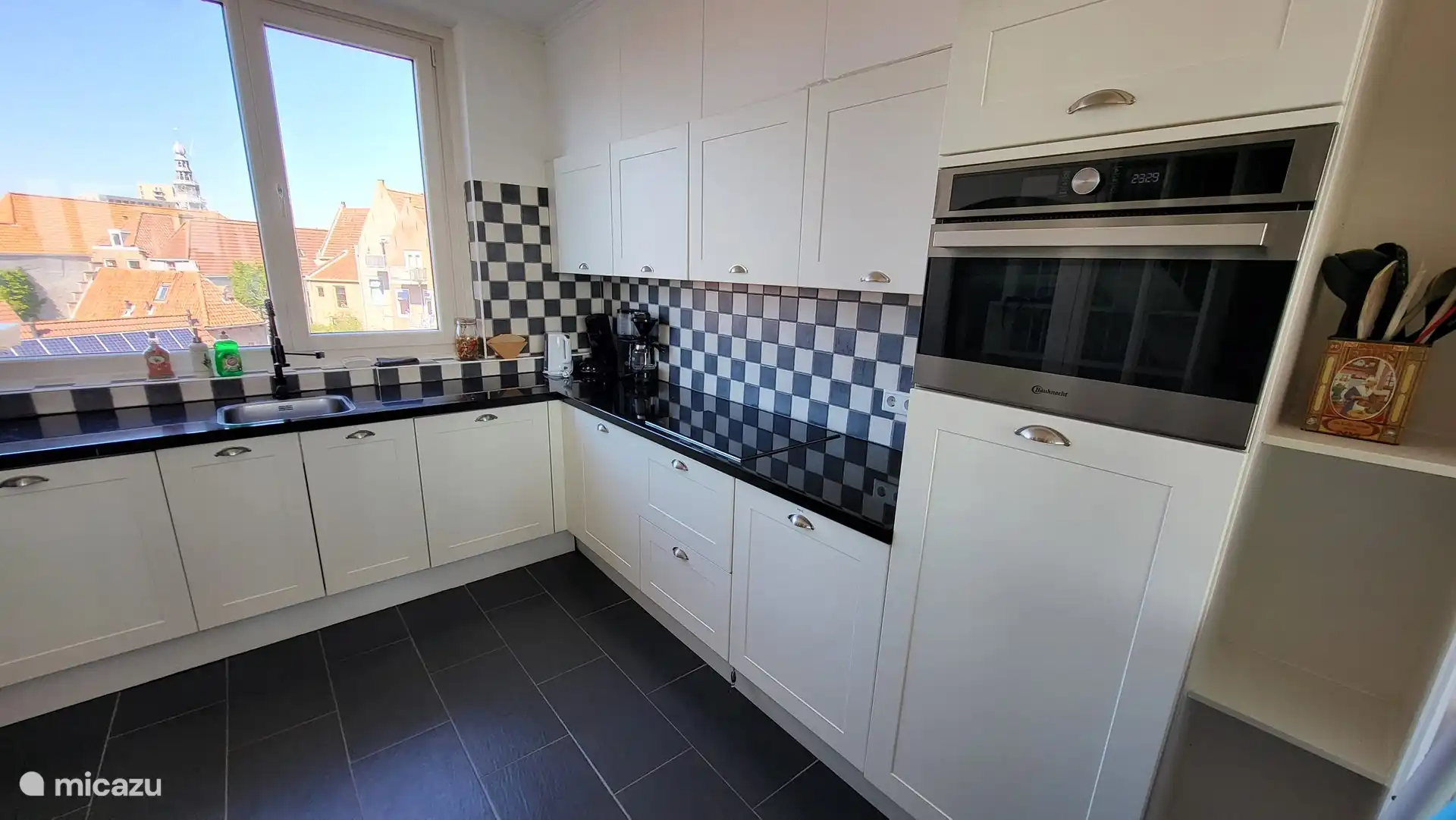 Das Haus verfügt über insgesamt 2 komplette Küchen. Dies ist Küche 1 mit Blick auf die Stadt und das Meer (siehe anderes Foto).