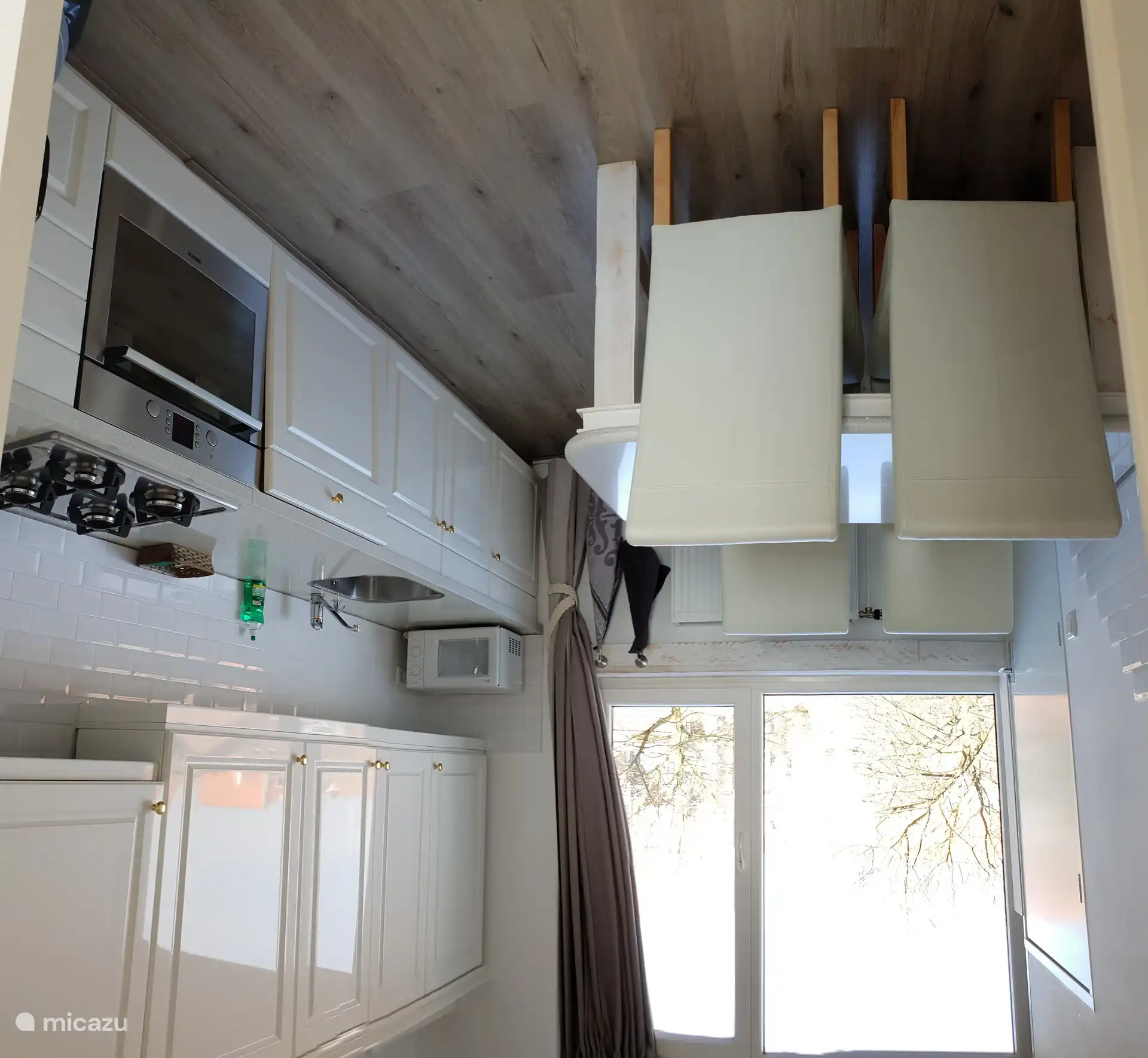 Küche 2 (Erdgeschoss) ebenfalls mit Esstisch für 4 Personen.