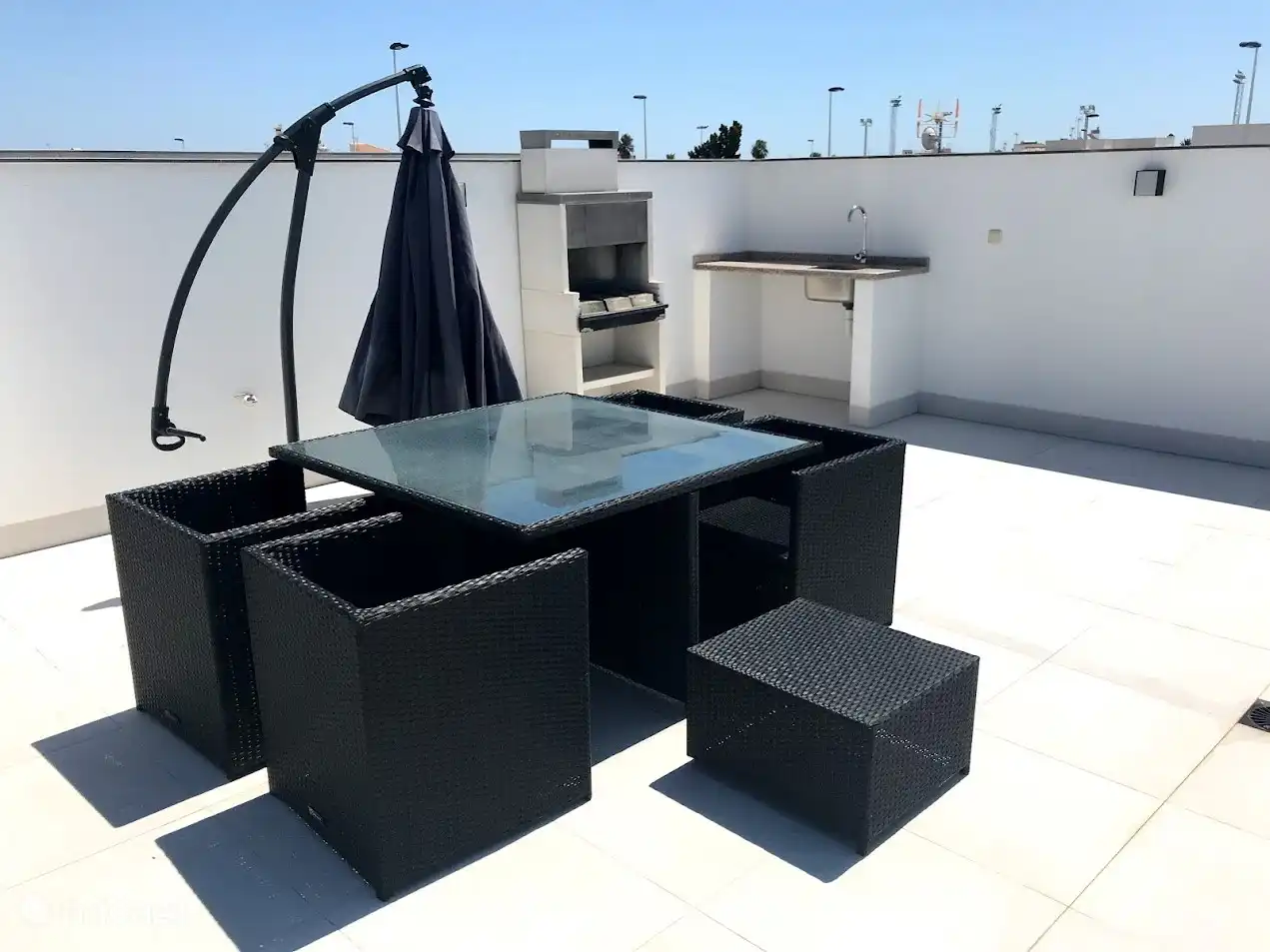 Solarium de 100 m² avec table à manger