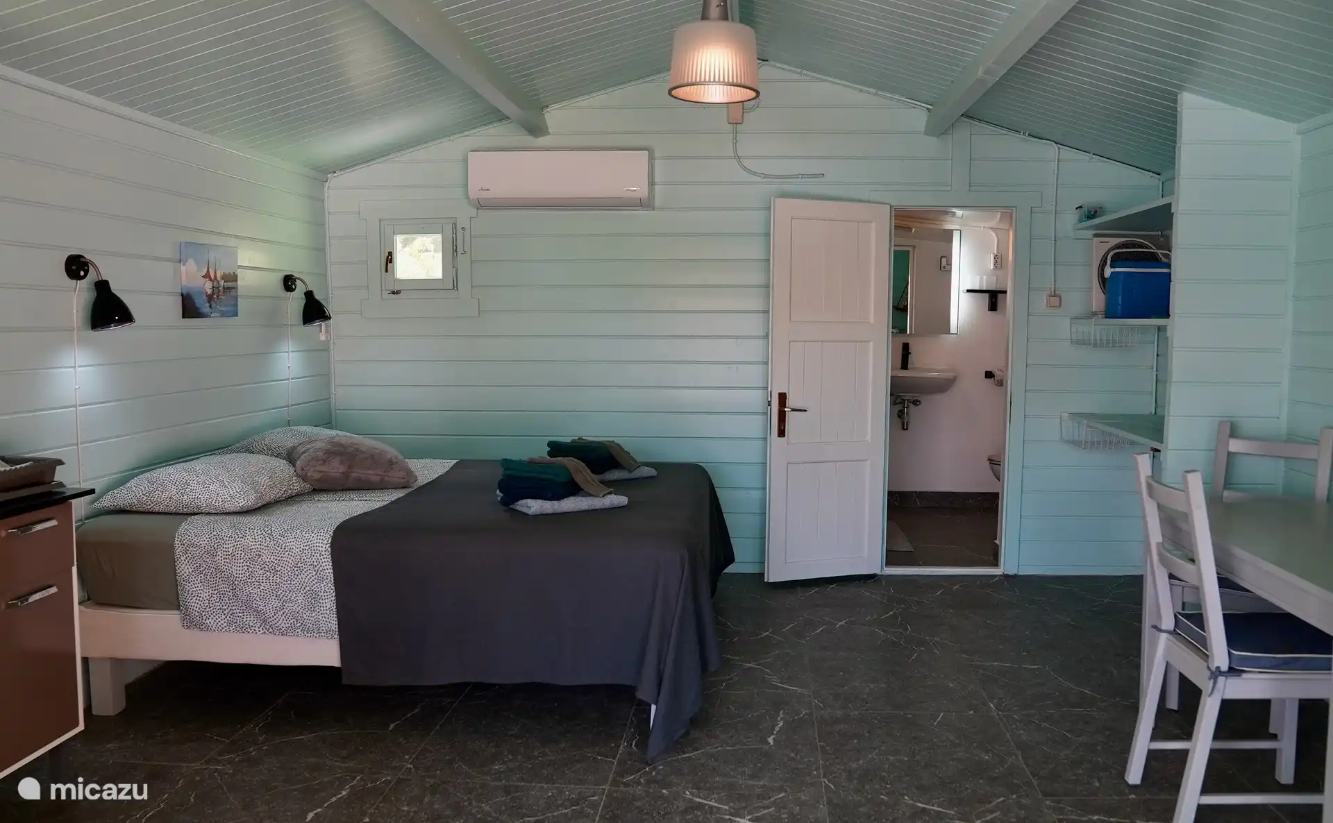 Studio innen mit Klimaanlage und neuem Badezimmer.