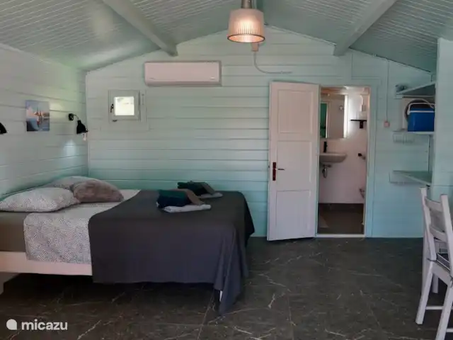 studio en Curazao, Curazao Centro, Santa Rosa-Scherpenheuvel – Estudio Rosa - apartamentos Aquila Estudio interior con aire acondicionado y baño nuevo.