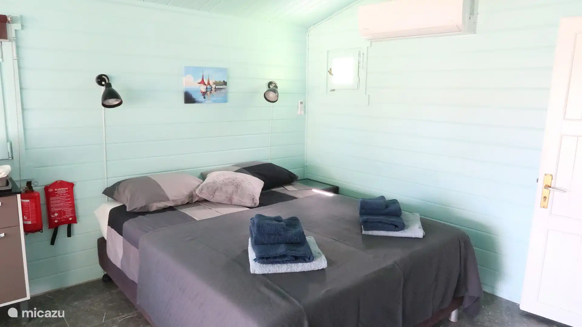 Neues Doppelbett mit Klimaanlage